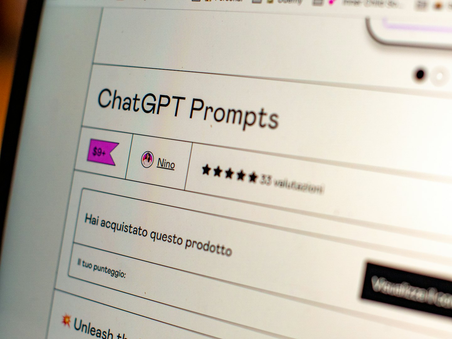 Ekran komputera wyświetlający stronę internetową z ofertą zakupu podpowiedzi do ChatGPT.